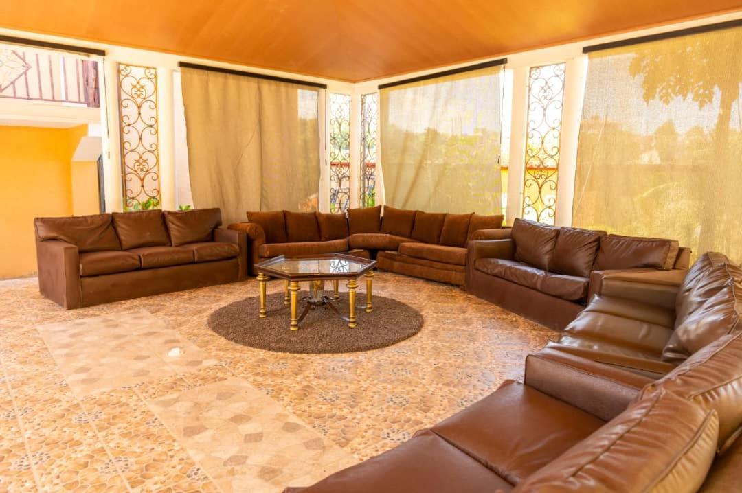 Vivy Hill'S Hotel بورت أو برنس المظهر الخارجي الصورة