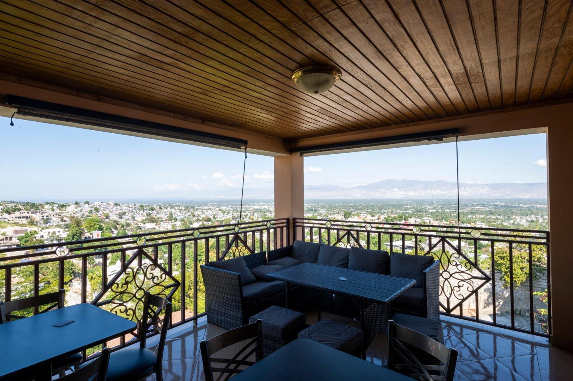 Vivy Hill'S Hotel بورت أو برنس المظهر الخارجي الصورة